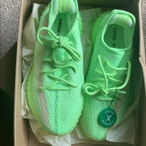 Adidas Yeezy 350 V2. Glow/Fluorescent Green US 7